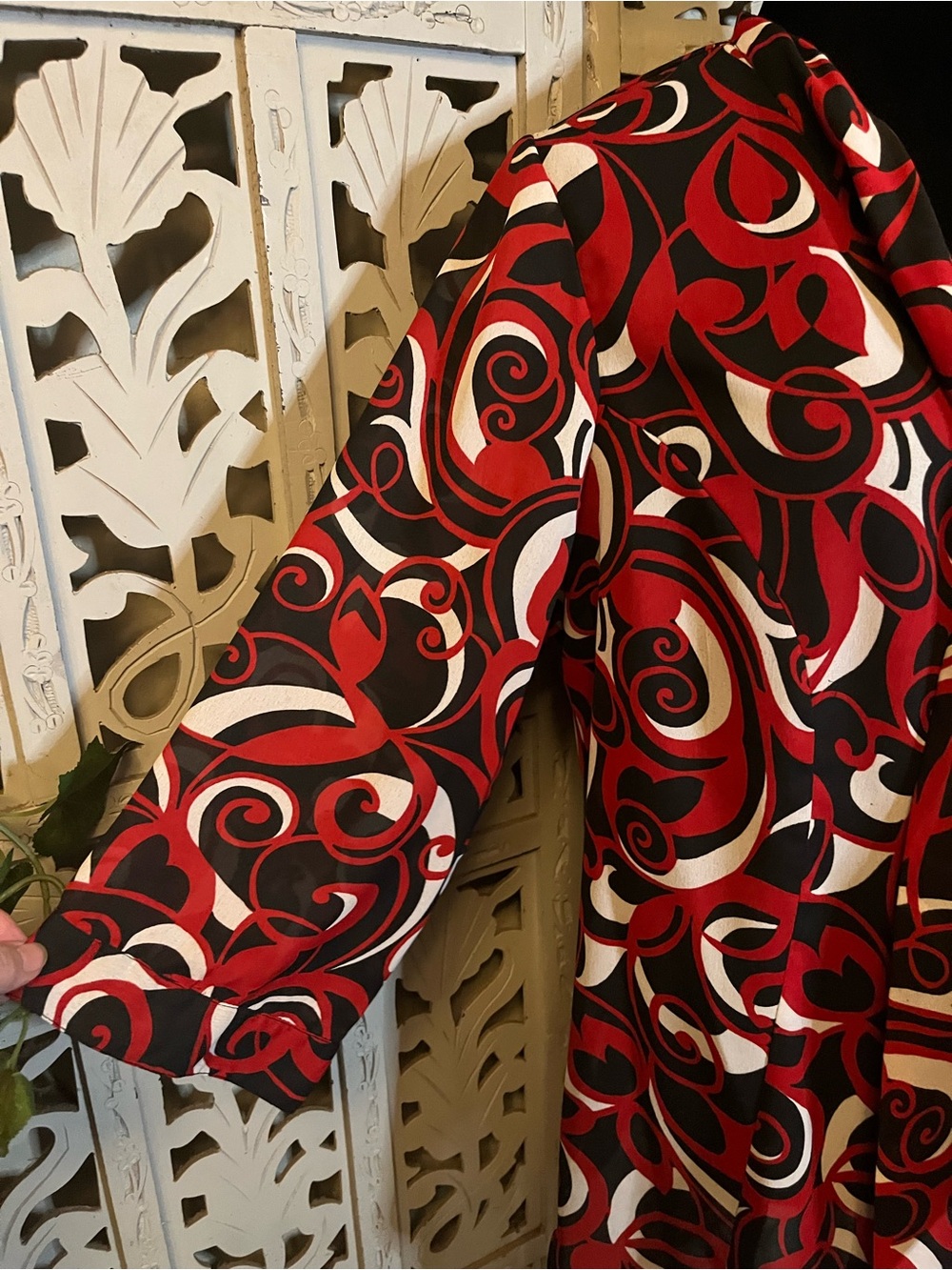 AVENUE ABSTRACT RED BLACK & WHITE FLORAL & SWIRLS DESIGN PLUS SIZE TOP - Picture 5 of 9
